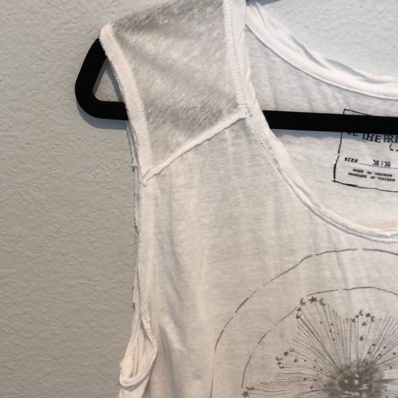 Free People white shirt asymmetrical flower shirt - Picture 5 of 7